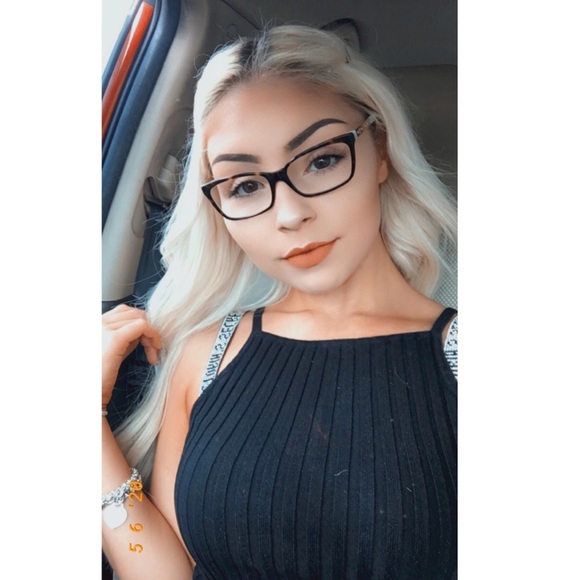 Meet your Posher, Sabrina - Picture 2 of 4